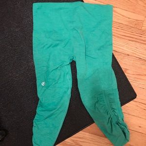 lululemon green in the flow crops size 4 EUC